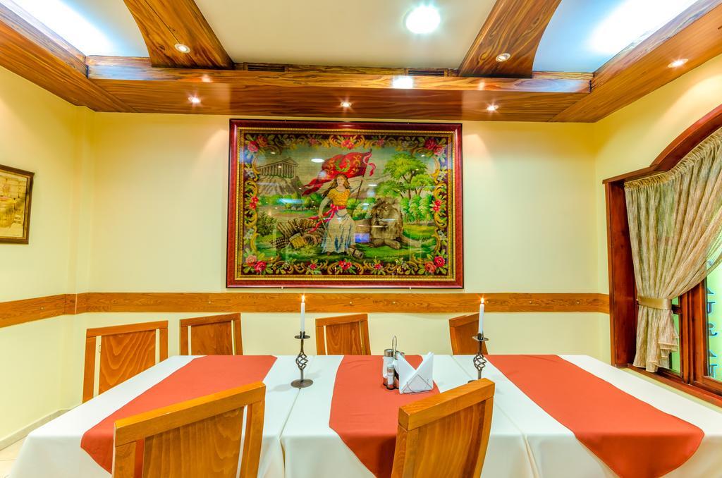 Hotel Cosmos Asenovgrad Bagian luar foto