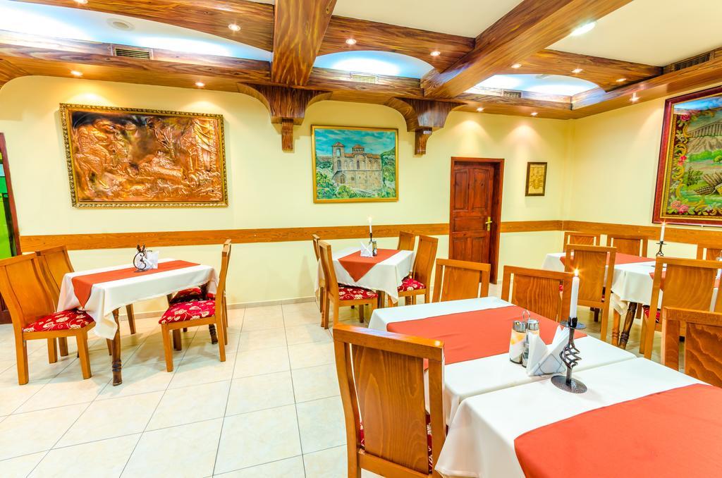 Hotel Cosmos Asenovgrad Bagian luar foto
